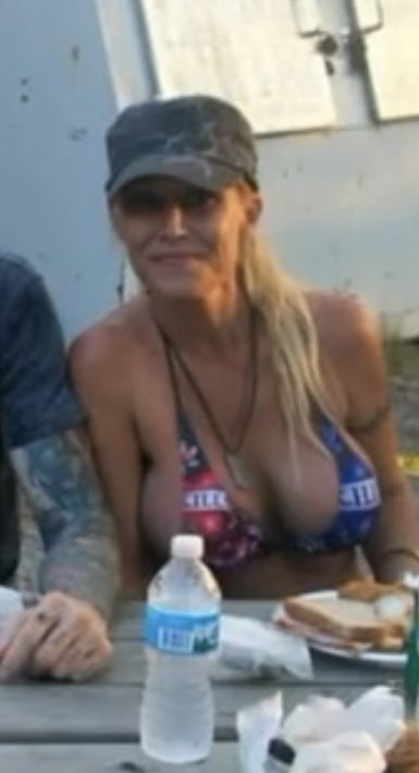 Der ehemalige Nacktheitschampion setzt sich jetzt für die Rechte von Tieren ein und... Tiger King? 32