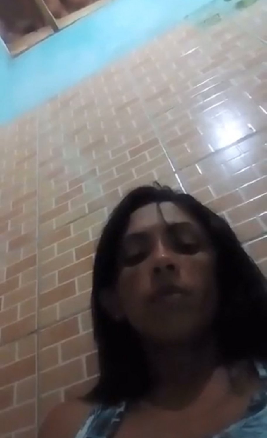 그녀의 보지에서 꿀이 흘러내려 그녀의 똥구멍에 윤활유를 바르는 이 왕관 영상을 퍼뜨려보세요 🤤 1