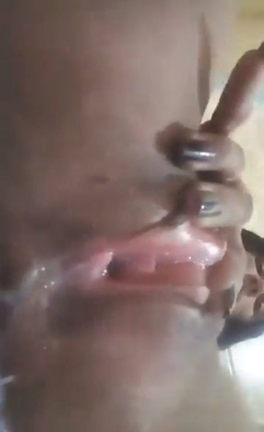 그녀의 보지에서 꿀이 흘러내려 그녀의 똥구멍에 윤활유를 바르는 이 왕관 영상을 퍼뜨려보세요 🤤 3