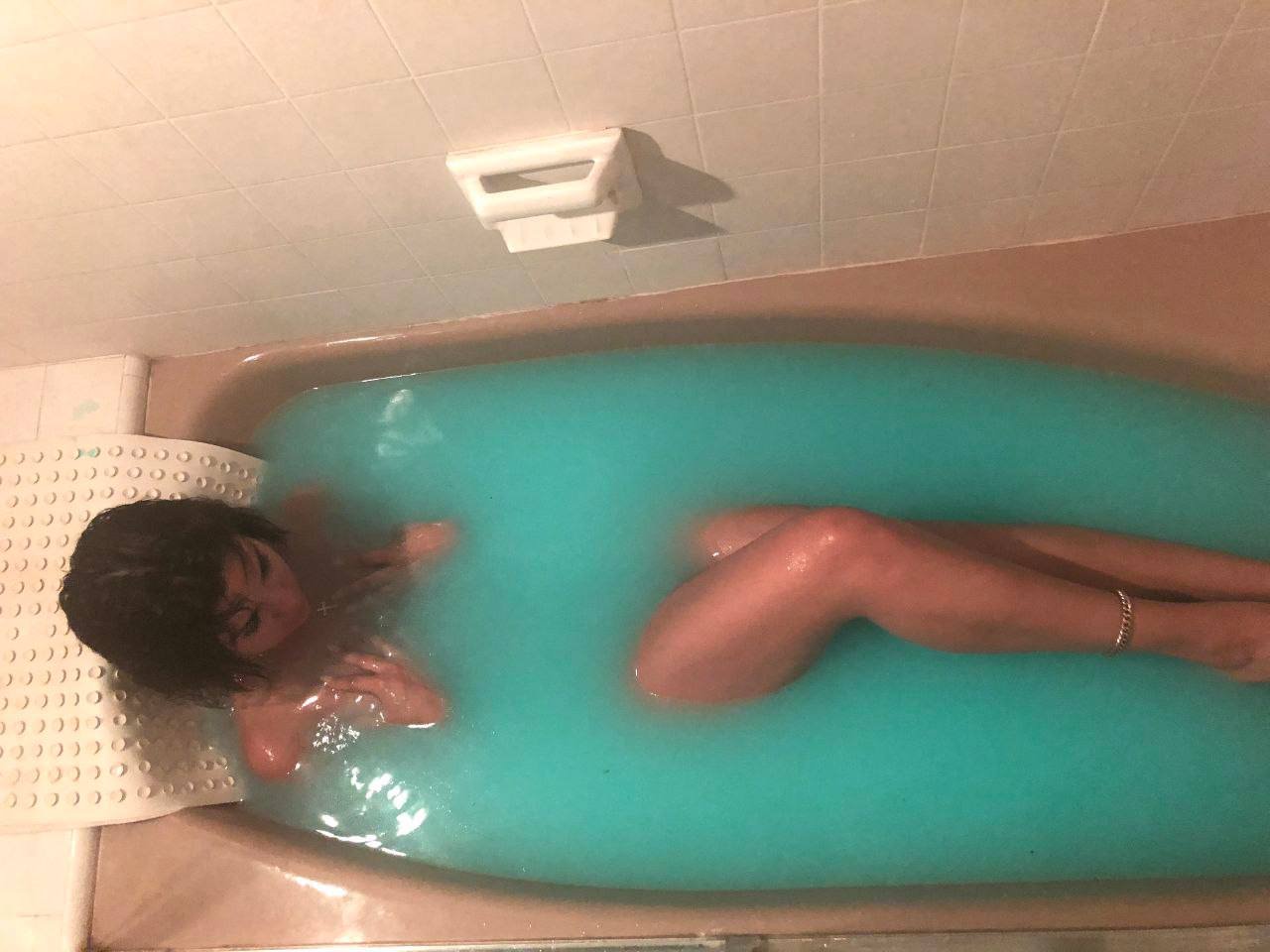 Selina — Hot Babe Ready to Play 18