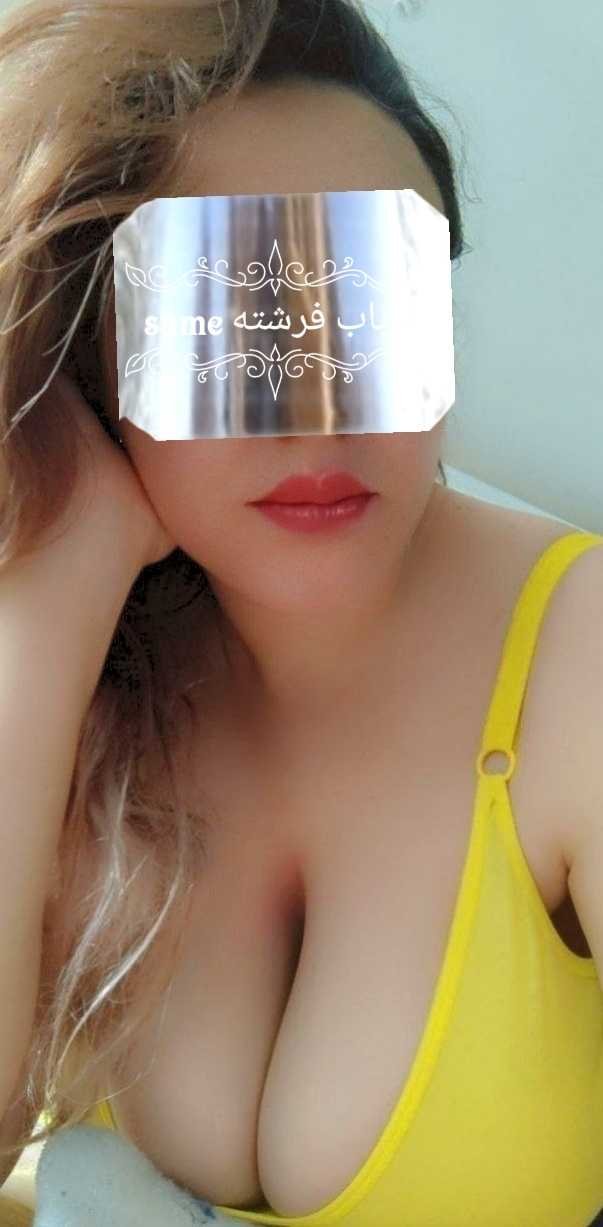 Sexy Muslimah MILF Snapping Irresistible Selfies 2