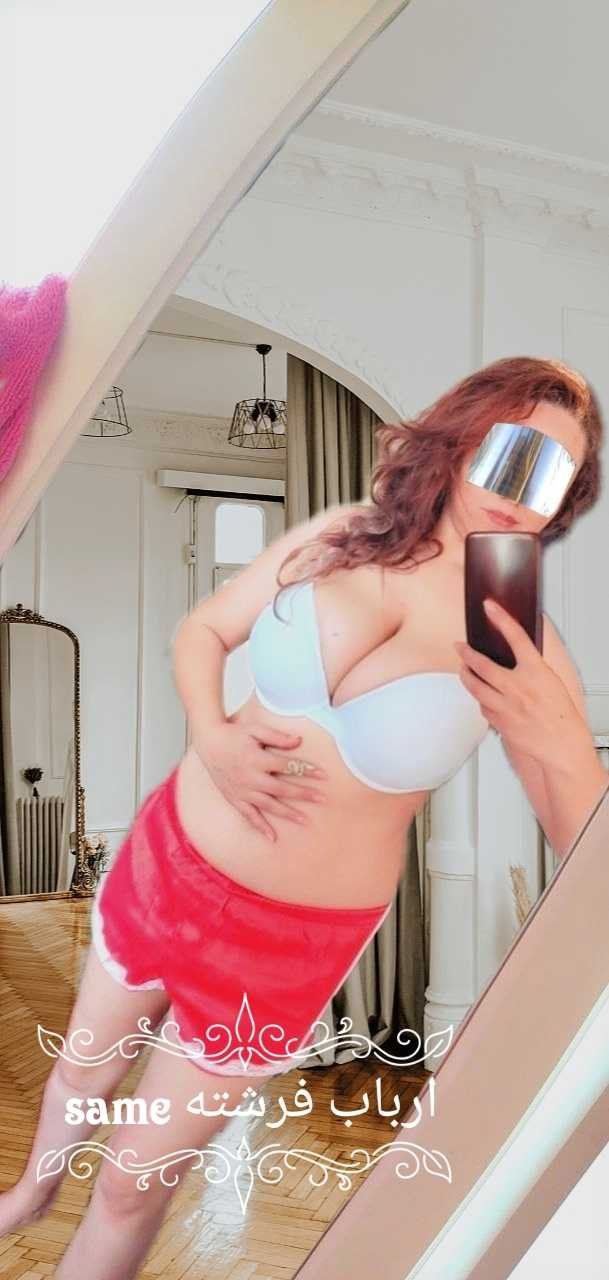 Sexy Muslimah MILF Snapping Irresistible Selfies 4