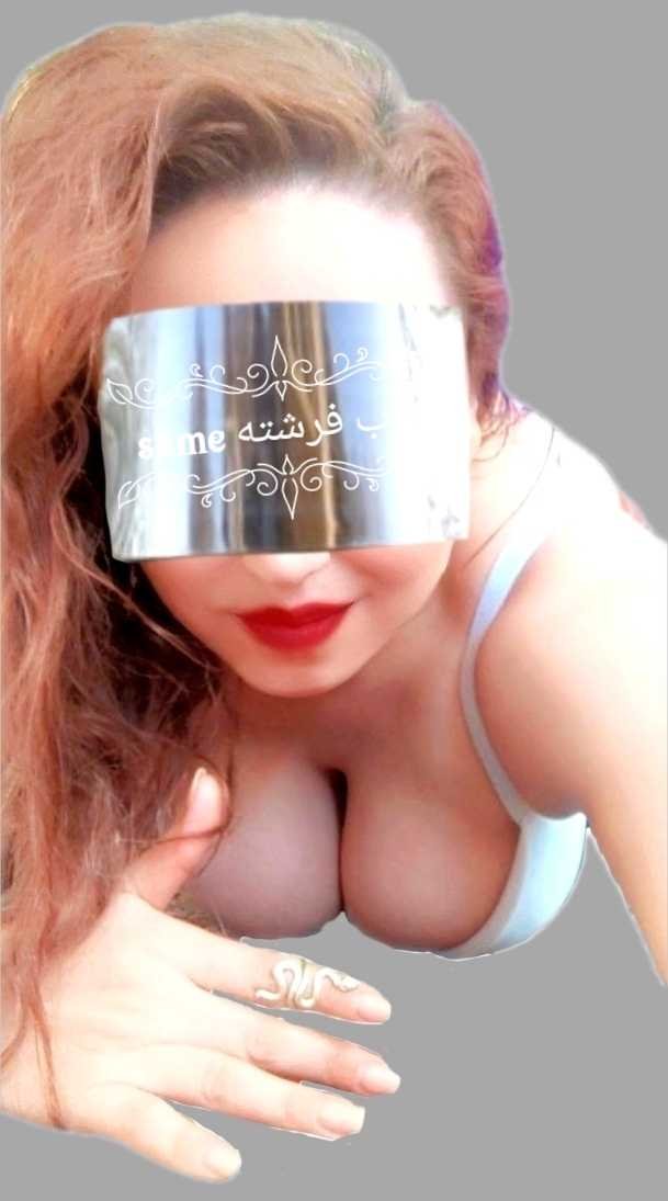 Sexy Muslimah MILF Snapping Irresistible Selfies 12