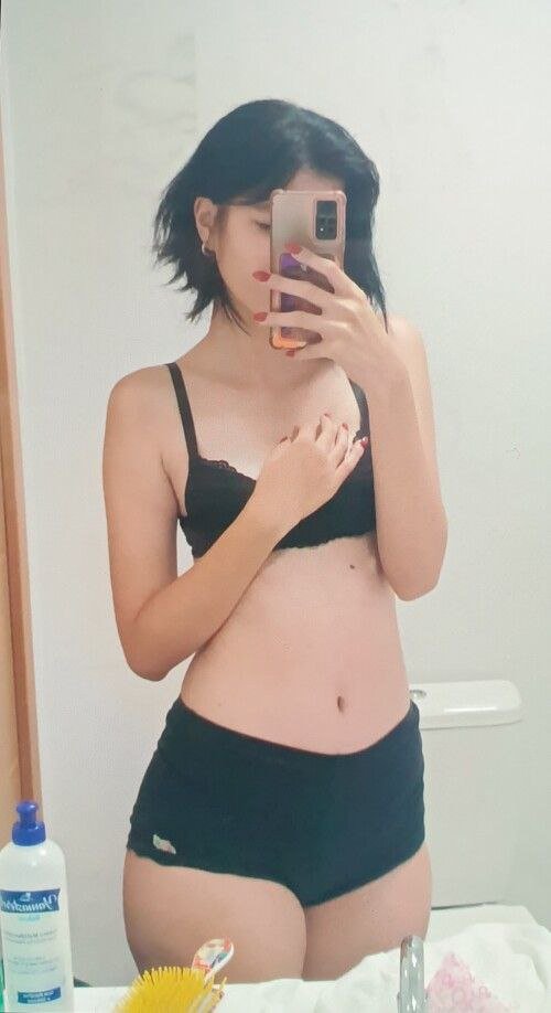 Girlfriend's Naughty Selfies Got Leaked — And She's Loving It 1