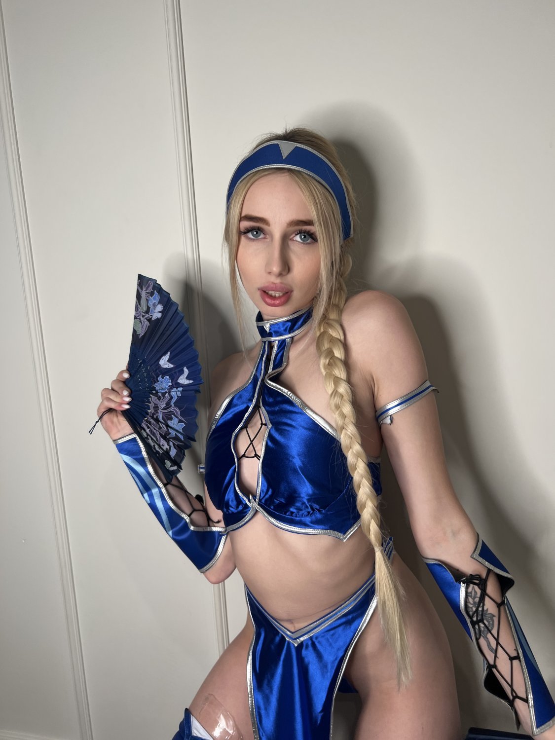 ブロンドオンリーファンズコスプレイヤースラット、すべてのインチを愛する 1