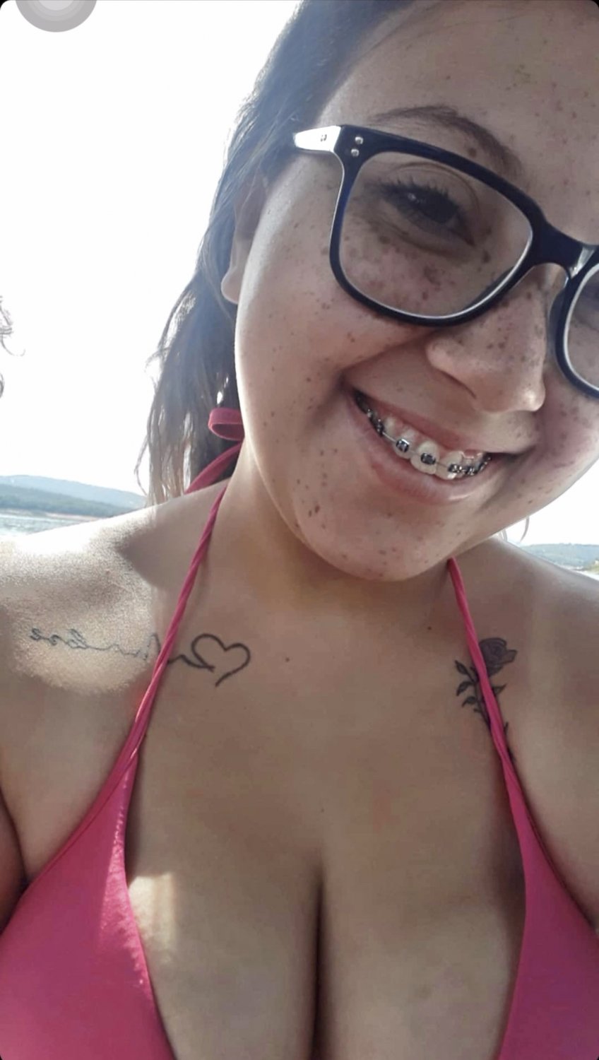 Mi prima empollona se está convirtiendo en una zorra, ¿qué opinas de esta zorra? 🤤🤤🤤 8