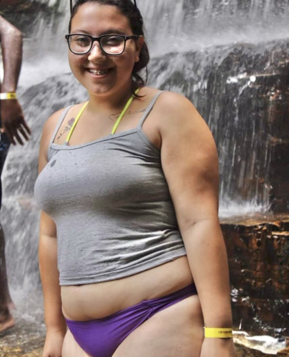 Mi prima empollona se está convirtiendo en una zorra, ¿qué opinas de esta zorra? 🤤🤤🤤 9