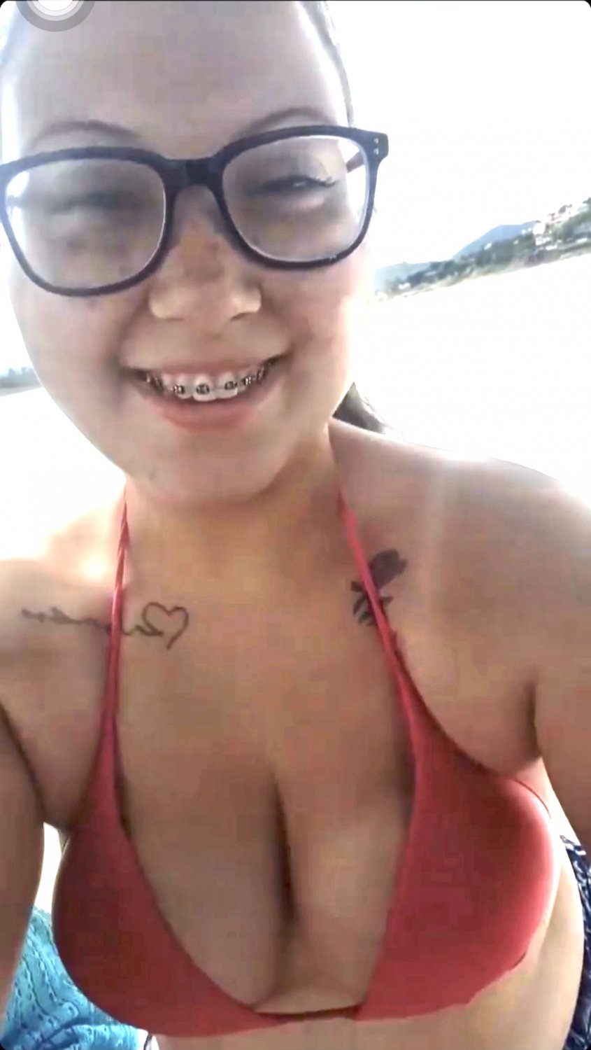 Mi prima empollona se está convirtiendo en una zorra, ¿qué opinas de esta zorra? 🤤🤤🤤 15