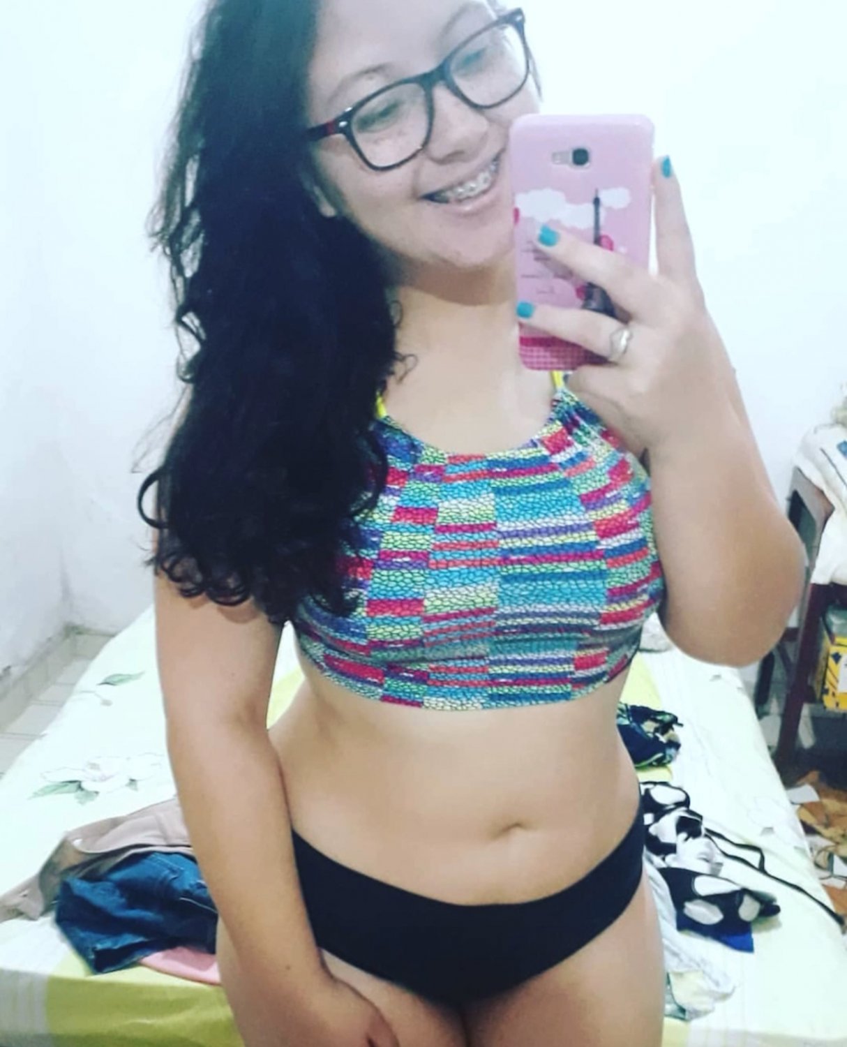 Mi prima empollona se está convirtiendo en una zorra, ¿qué opinas de esta zorra? 🤤🤤🤤 17