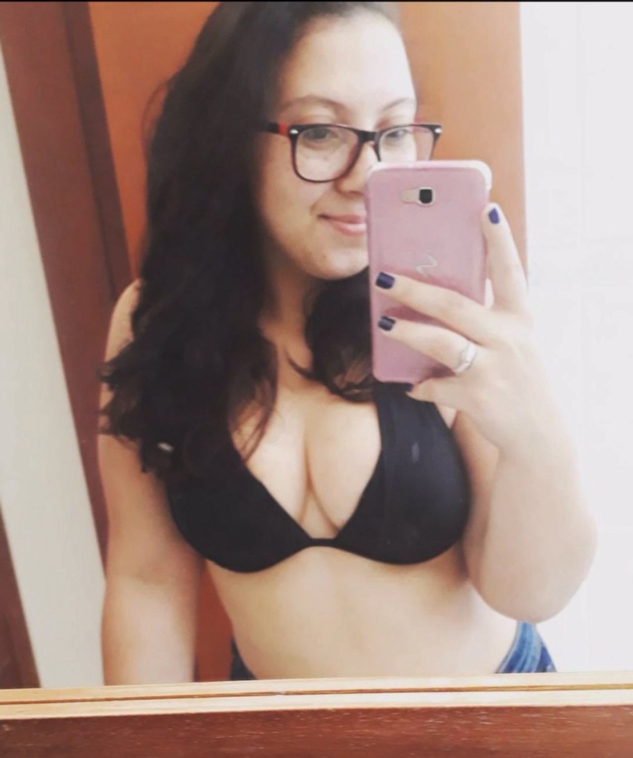 Mi prima empollona se está convirtiendo en una zorra, ¿qué opinas de esta zorra? 🤤🤤🤤 18