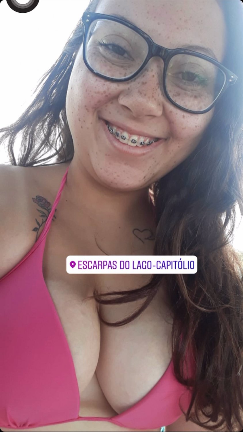 Mi prima empollona se está convirtiendo en una zorra, ¿qué opinas de esta zorra? 🤤🤤🤤 22