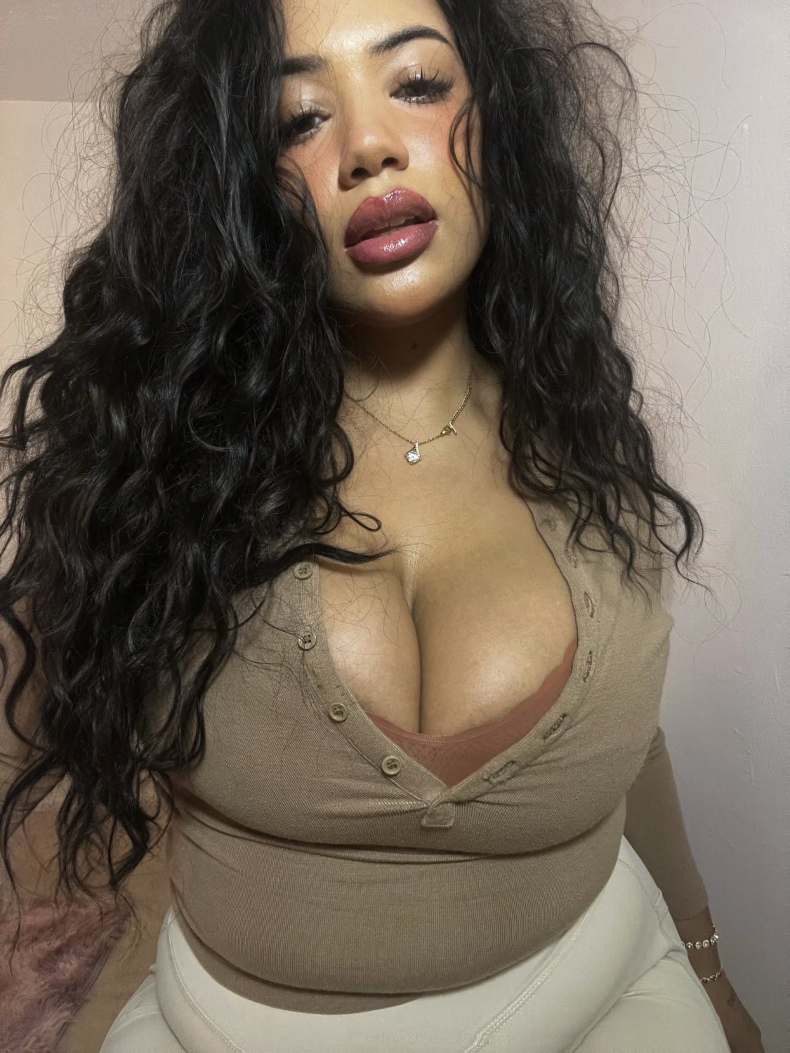 Ich kann nicht aufhören, die hübsche Latina-Mama meines Freundes anzustarren 9