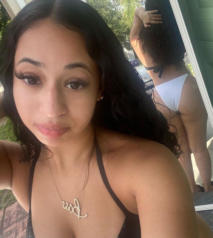 ノーティージャダのビキニセルフィー、カーブスを見せびらかす 7