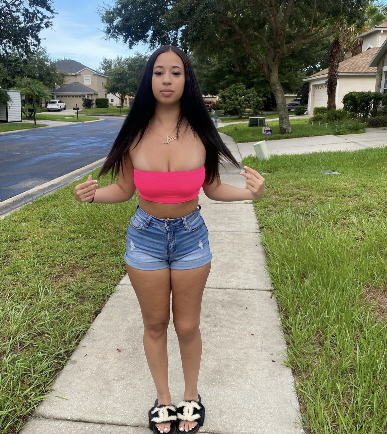 ノーティージャダのビキニセルフィー、カーブスを見せびらかす 8