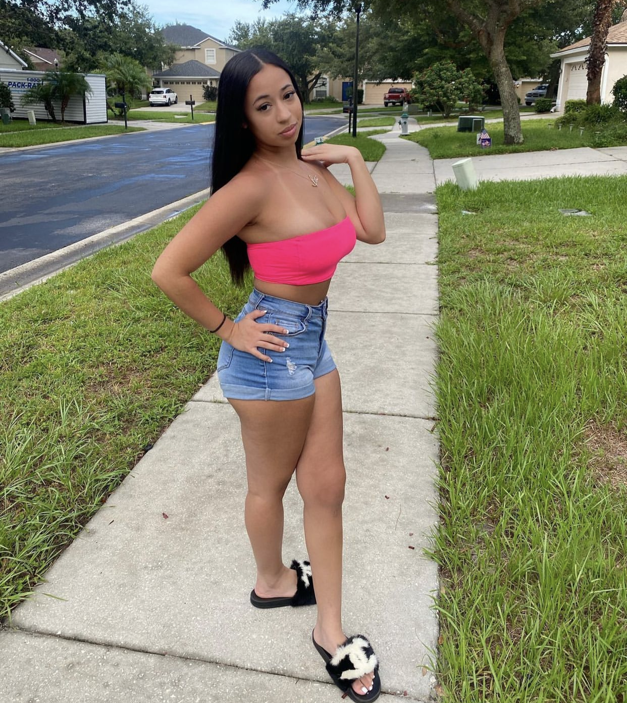 ノーティージャダのビキニセルフィー、カーブスを見せびらかす 10