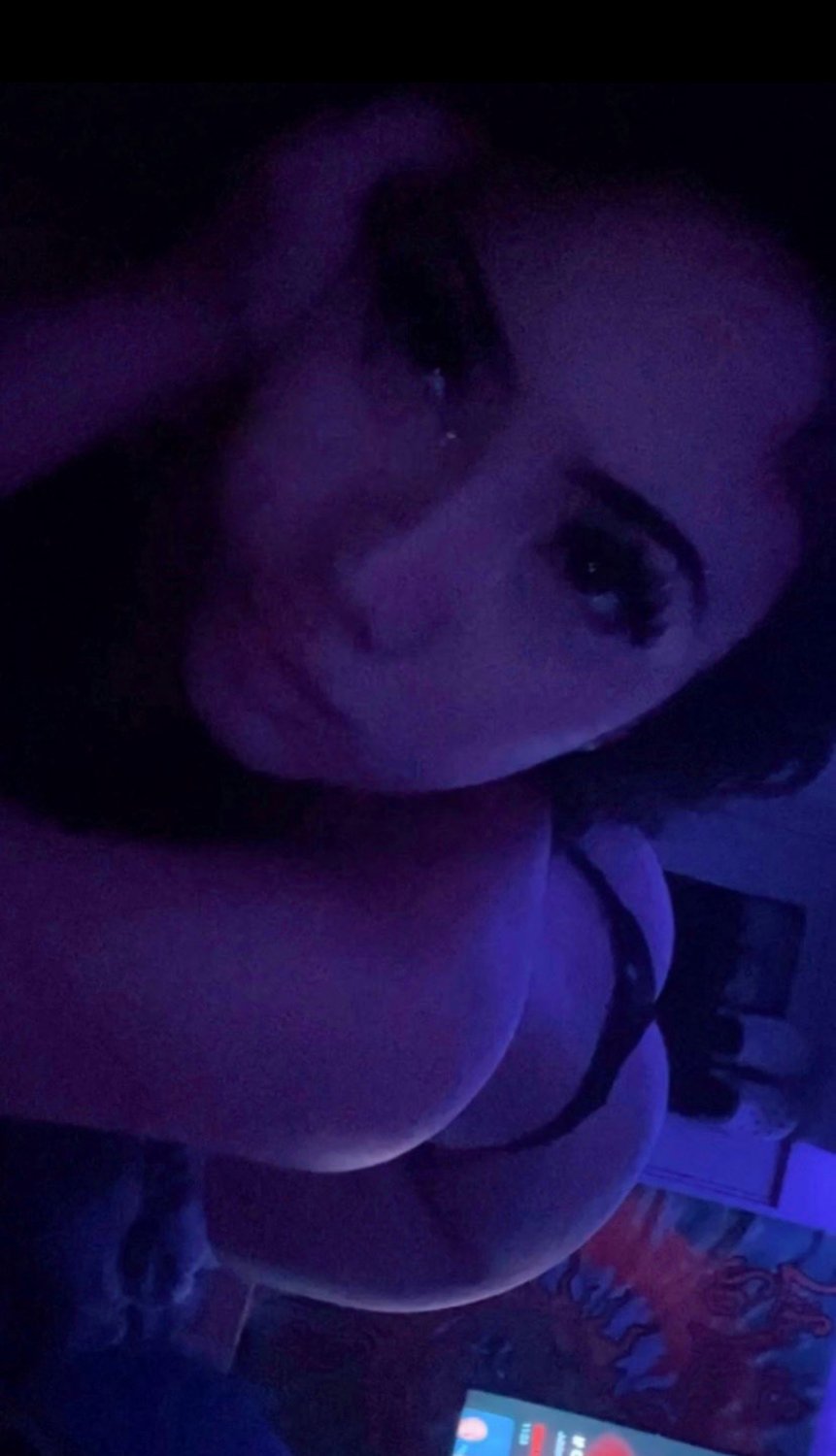 Adolescente latina rechonchuda a mostrar o seu corpo de ás saboroso 1