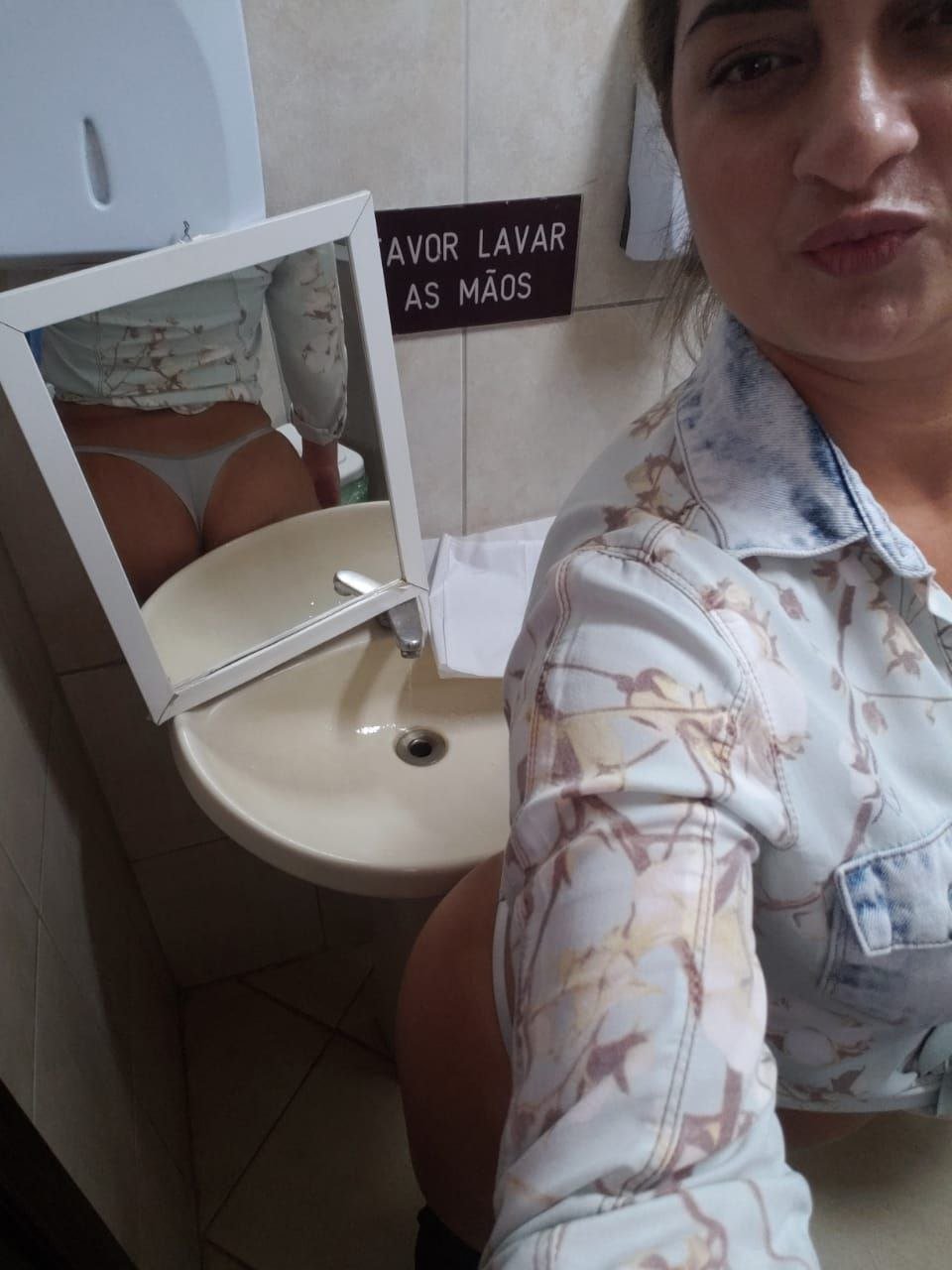 Rude Mature MILF Told Her Man to Get Lost and Snapped Dirty Selfies 6