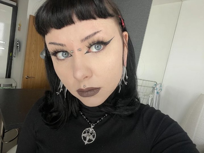 Questa femminuccia goth di internet vuole davvero essere ricattata 12