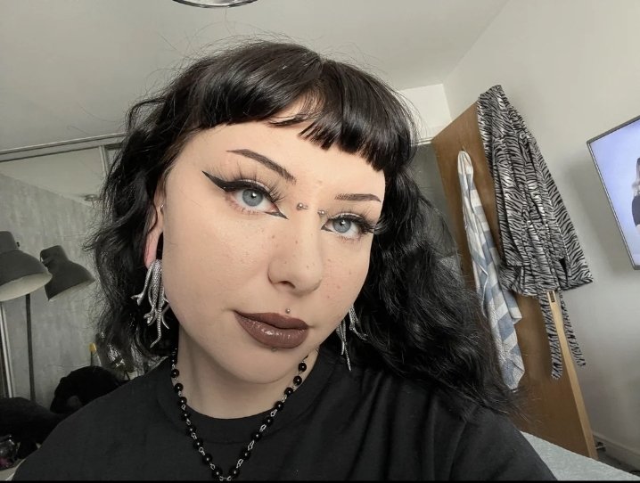 Questa femminuccia goth di internet vuole davvero essere ricattata 13