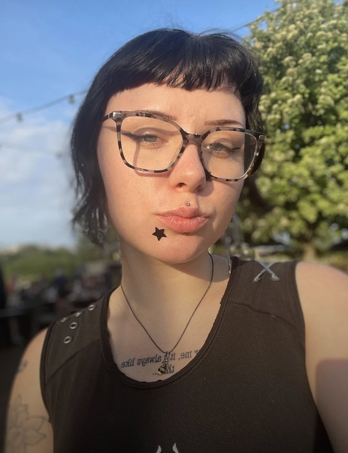 Questa femminuccia goth di internet vuole davvero essere ricattata 14