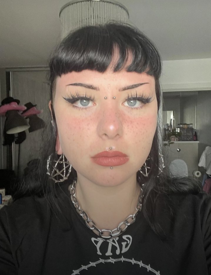 Questa femminuccia goth di internet vuole davvero essere ricattata 15