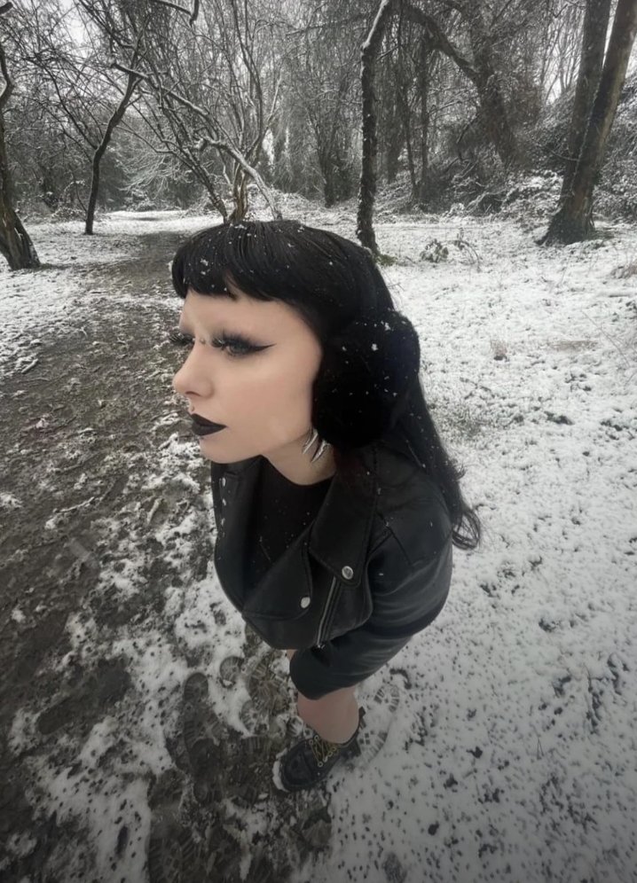 Questa femminuccia goth di internet vuole davvero essere ricattata 18