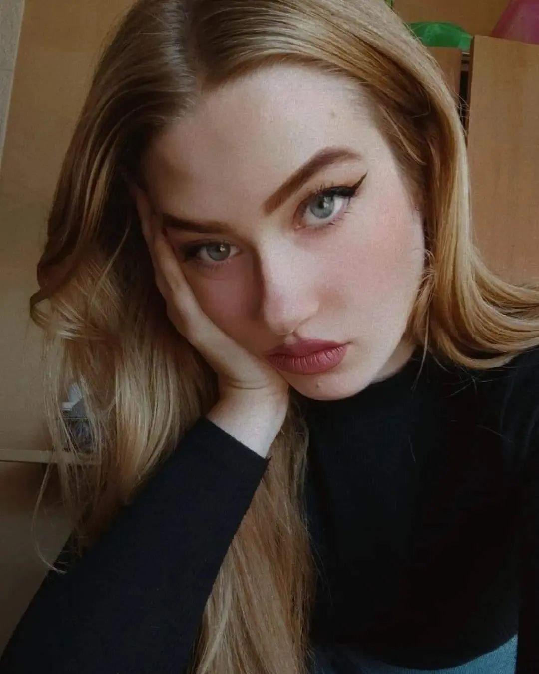 Ukranian-Spanish chick loves EU immigration policies and will never go back 1