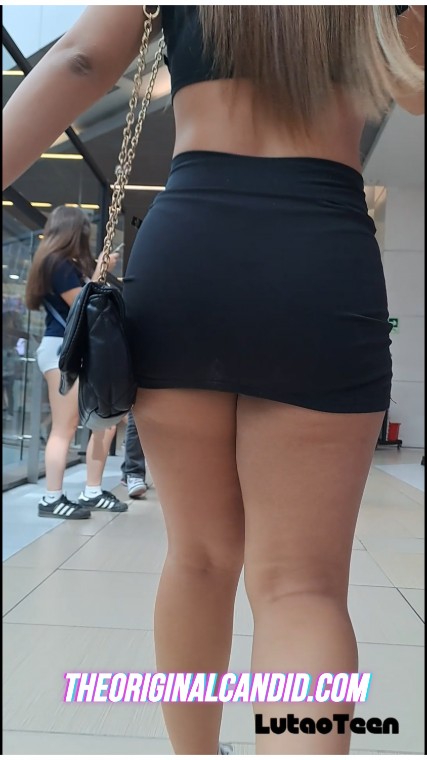 Rubia pollera corta piernas hermosas 4