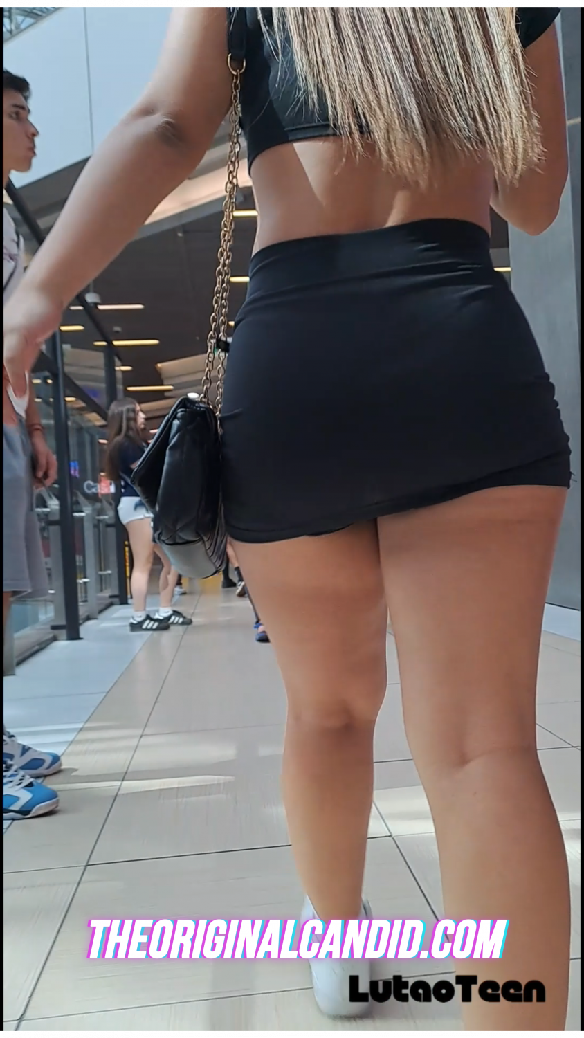 Rubia pollera corta piernas hermosas 6