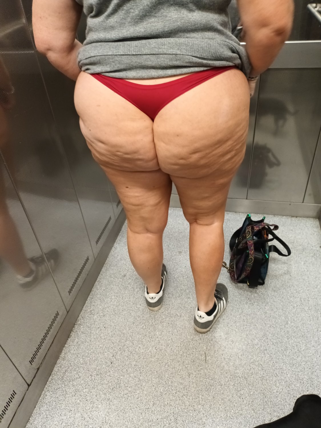 カーヴィー妻のいたずらパンティ焦らし 16