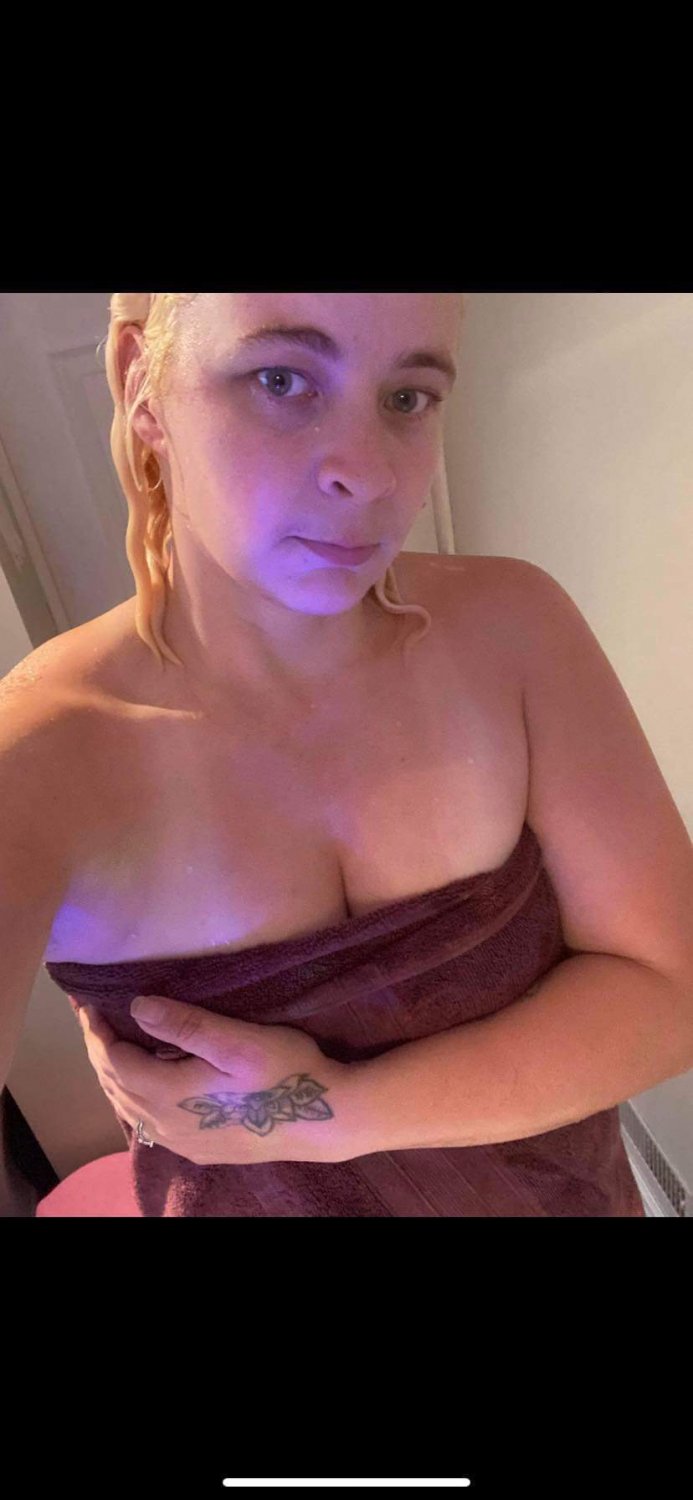 Mature Babe Invites You for Pleasure 9