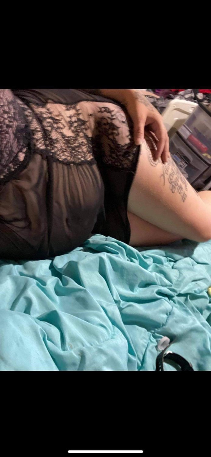 Mature Babe Invites You for Pleasure 10