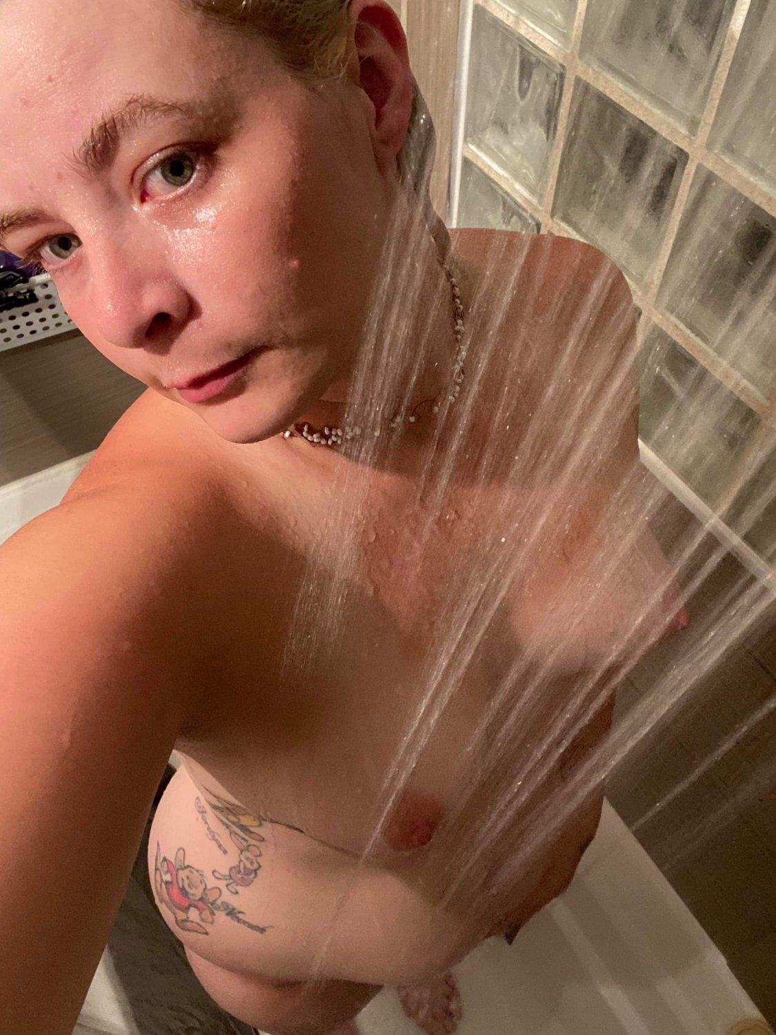 Mature Babe Invites You for Pleasure 17