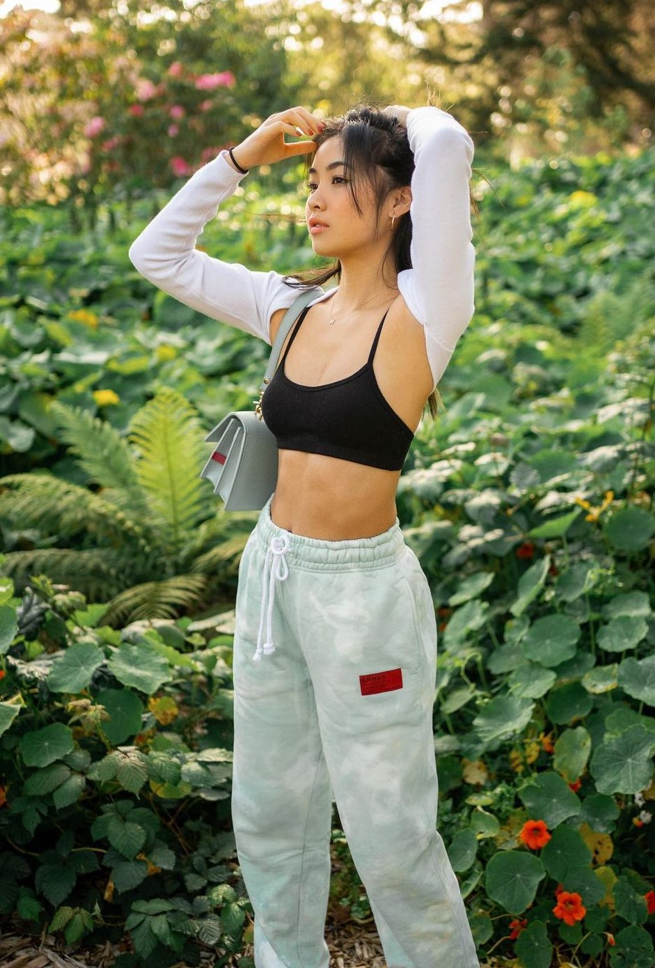 La piccola giapponese che ama stuzzicare la bocca 1