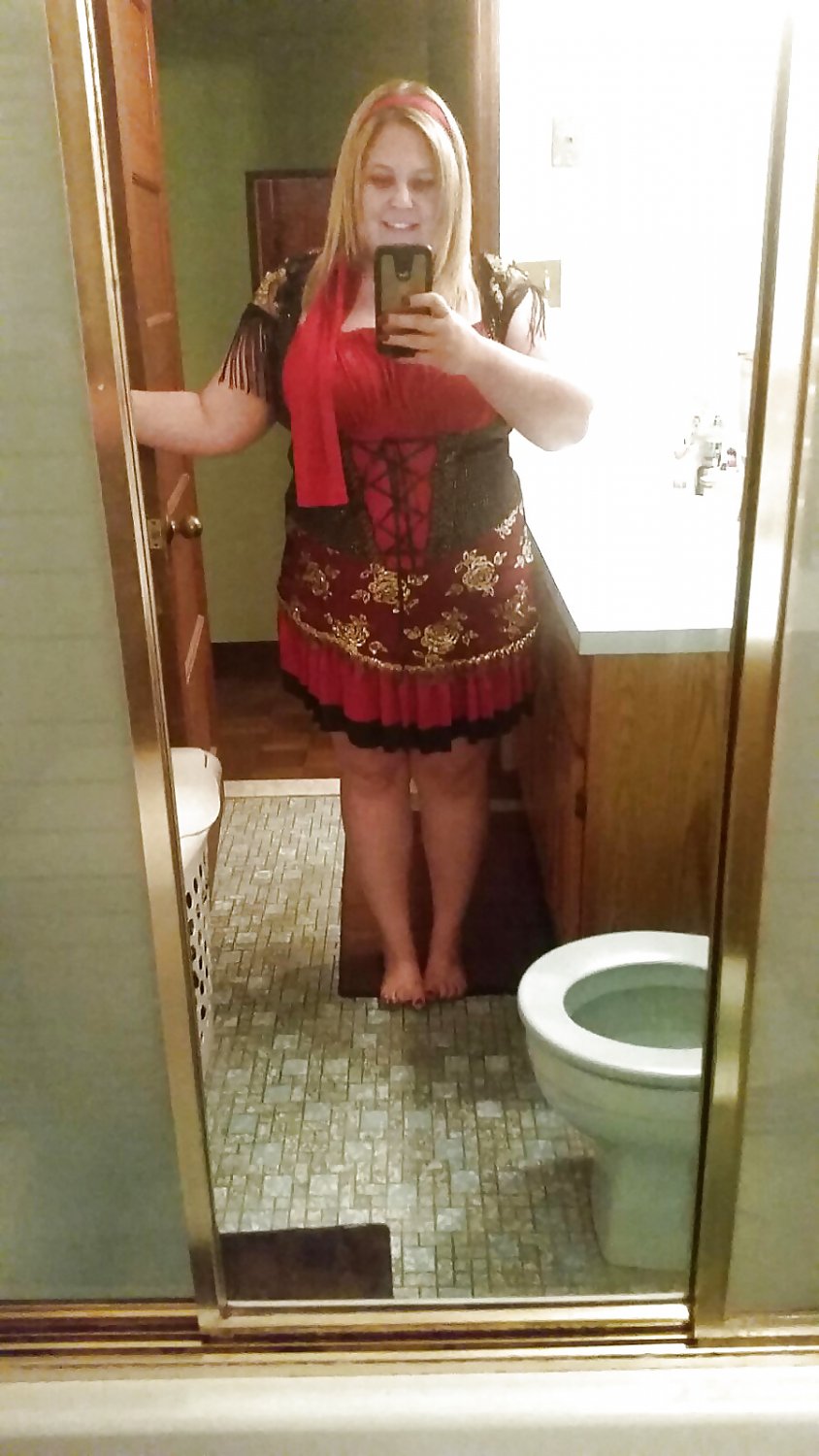 Curvy Queen Shows Off Her Plump Body 3