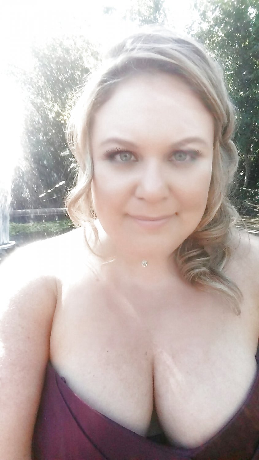 Curvy Queen Shows Off Her Plump Body 7