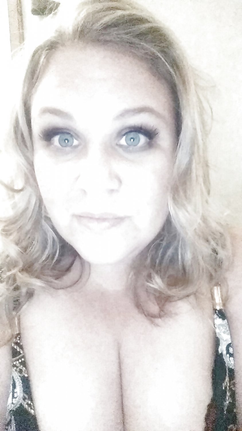 Curvy Queen Shows Off Her Plump Body 10