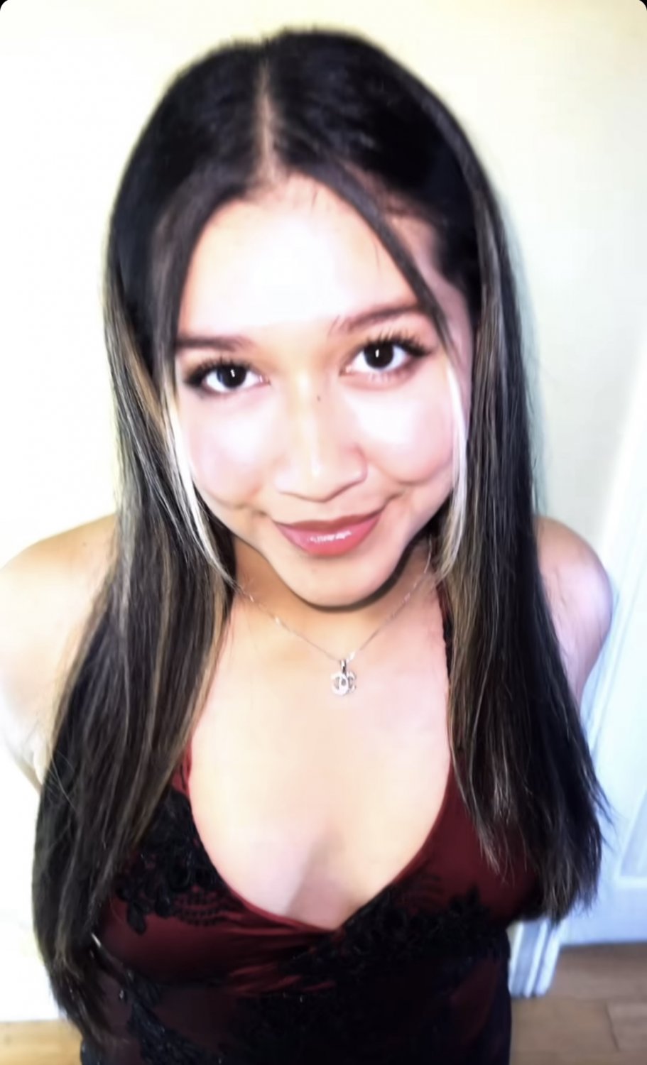 21yo Latina Stunner Shows Off Her Legs You Can’t Resist 1