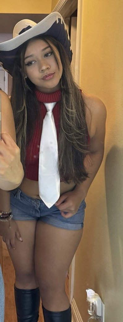 21yo Latina Stunner Shows Off Her Legs You Can’t Resist 4