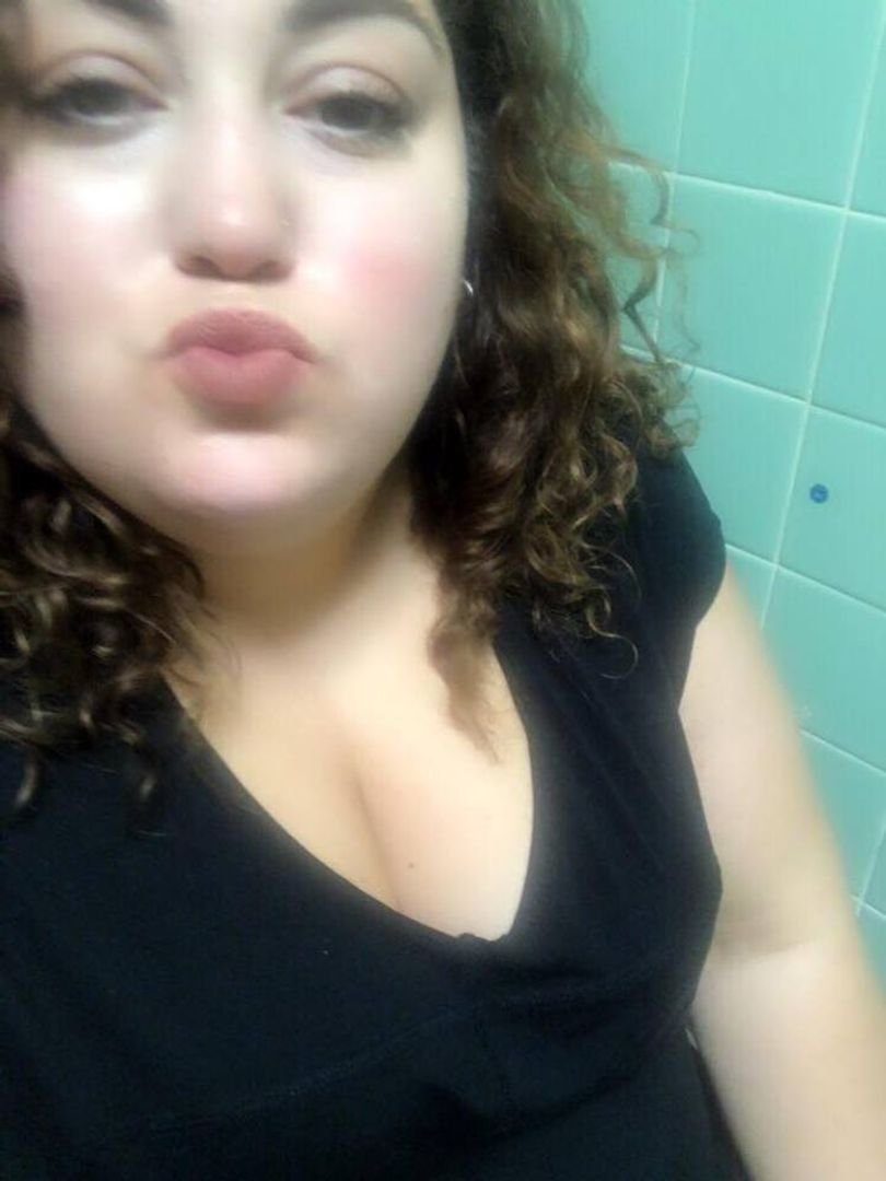 La somptueuse nana Kali se fait faire des soins du visage 1 1