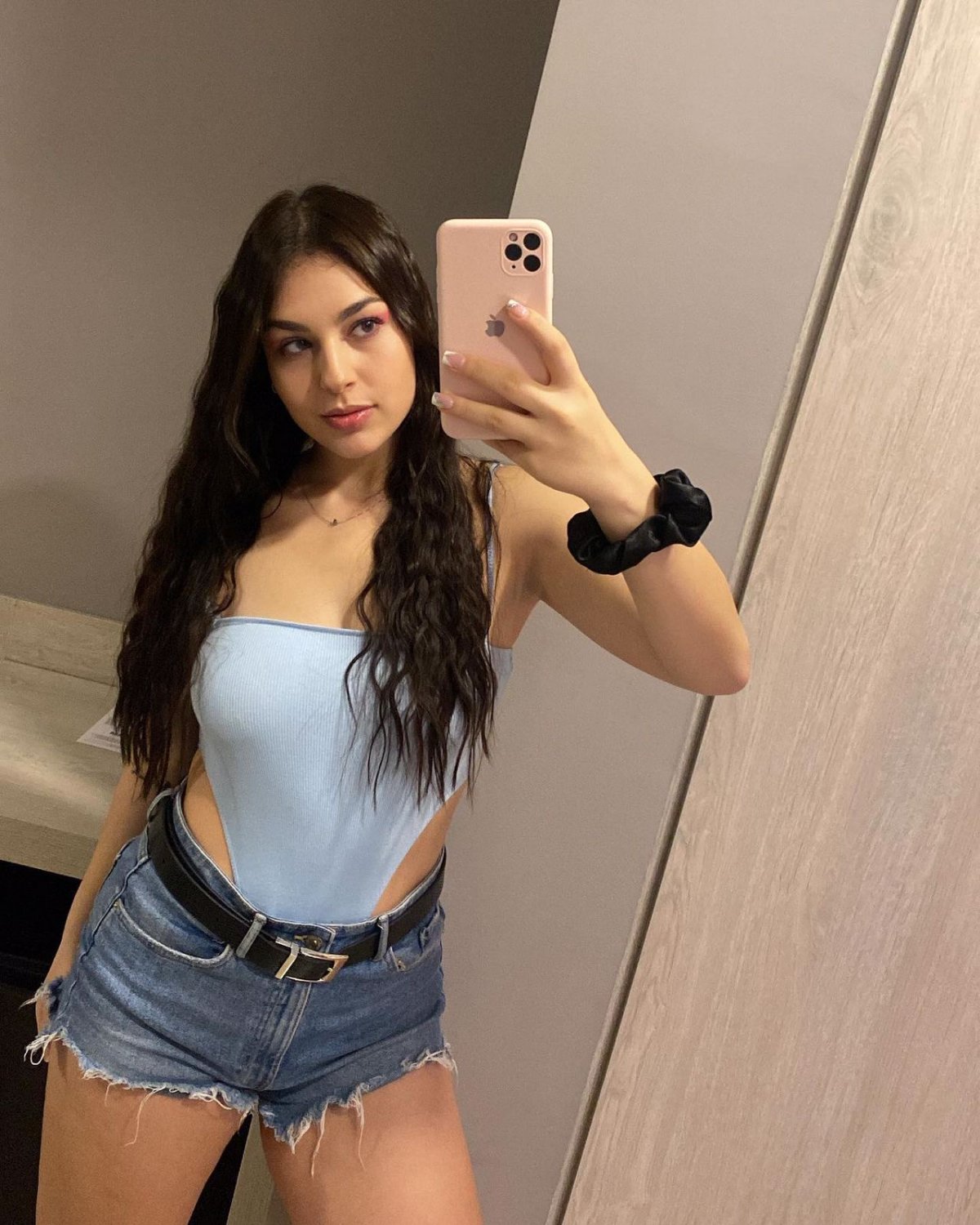 Una nuova ragazza sexy fa trapelare le foto del suo ex 2