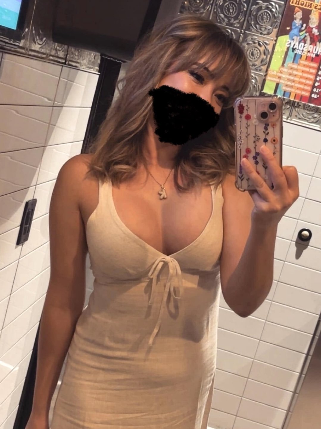 彼女が決断できない：服を着るか脱ぐか？ 1