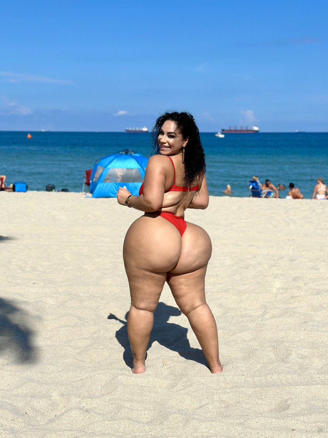 Thick Curves In Motion — She Knows She’s Irresistible 3