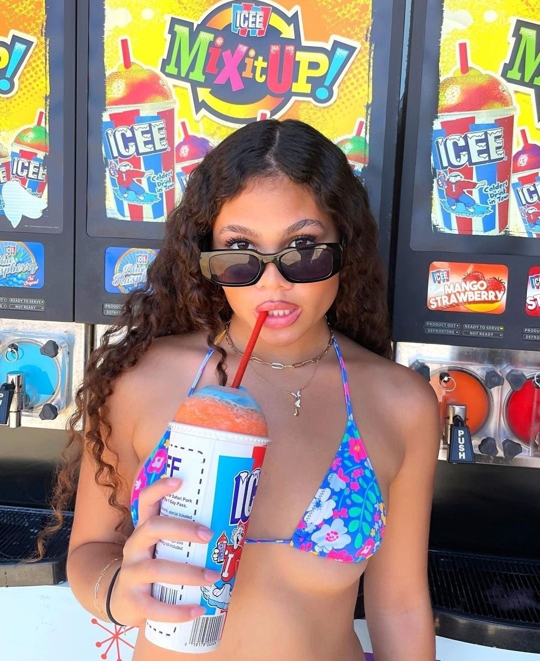 Cuck una volta che la sua amica Maddi e le sue dita dei piedi in mostra per tutti. TG 7RVJPMJNK per lo stesso. 4