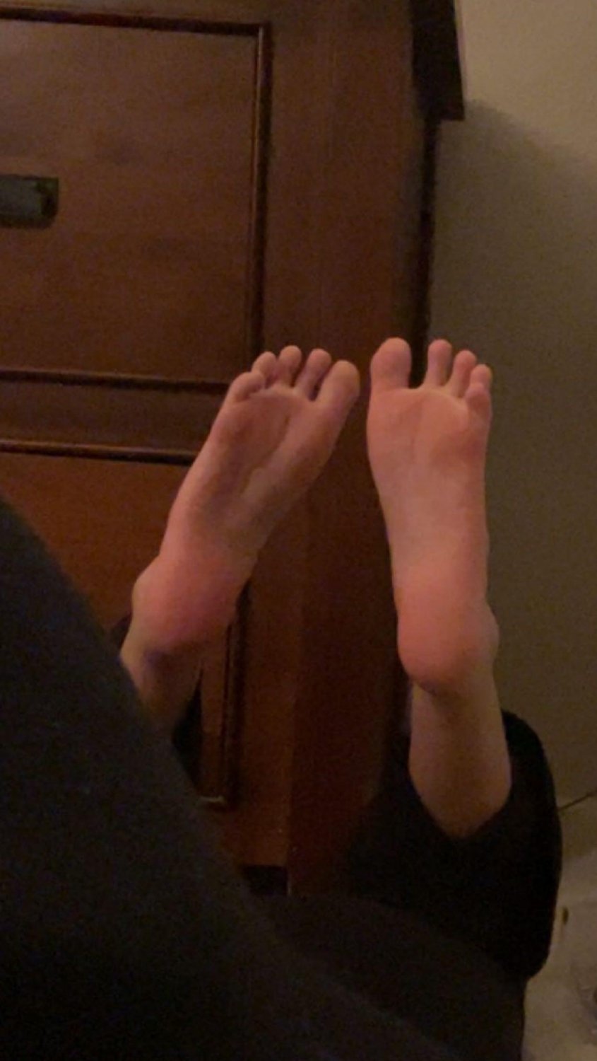 Cuck una volta che la sua amica Maddi e le sue dita dei piedi in mostra per tutti. TG 7RVJPMJNK per lo stesso. 5