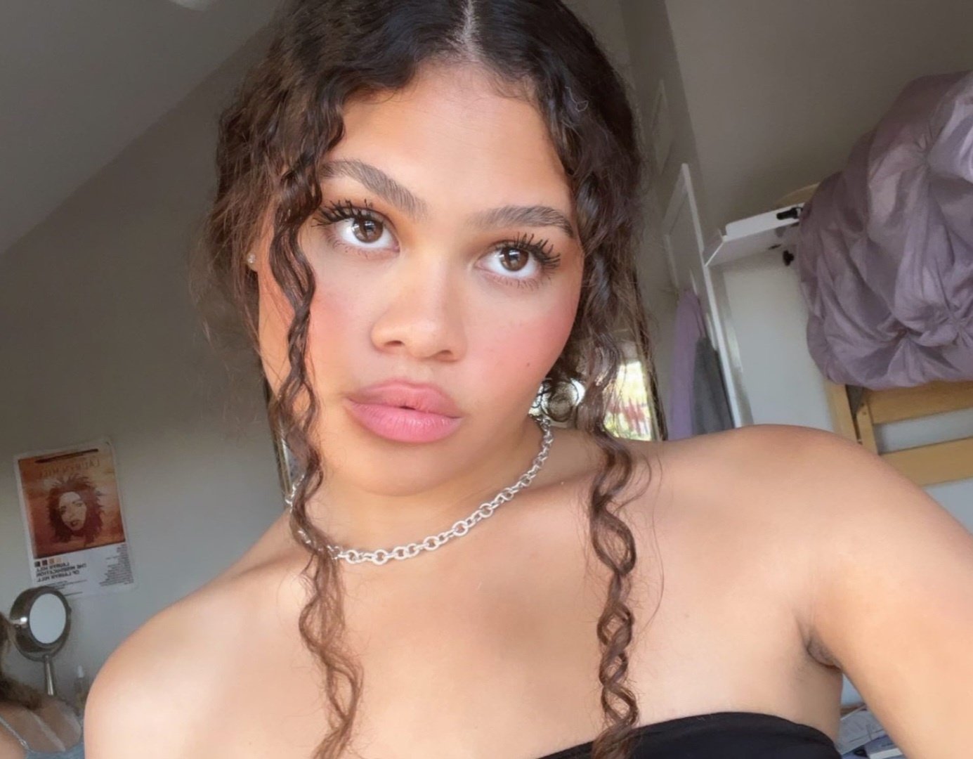 Cuck una volta che la sua amica Maddi e le sue dita dei piedi in mostra per tutti. TG 7RVJPMJNK per lo stesso. 10