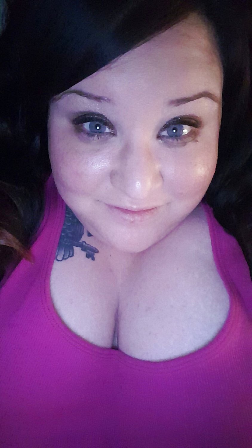 BBW Selfie Queen Puts Her Curves On Display 9