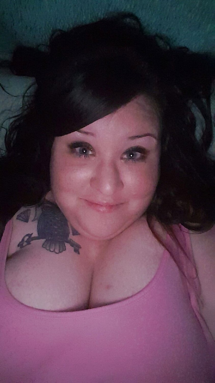 BBW Selfie Queen Puts Her Curves On Display 10
