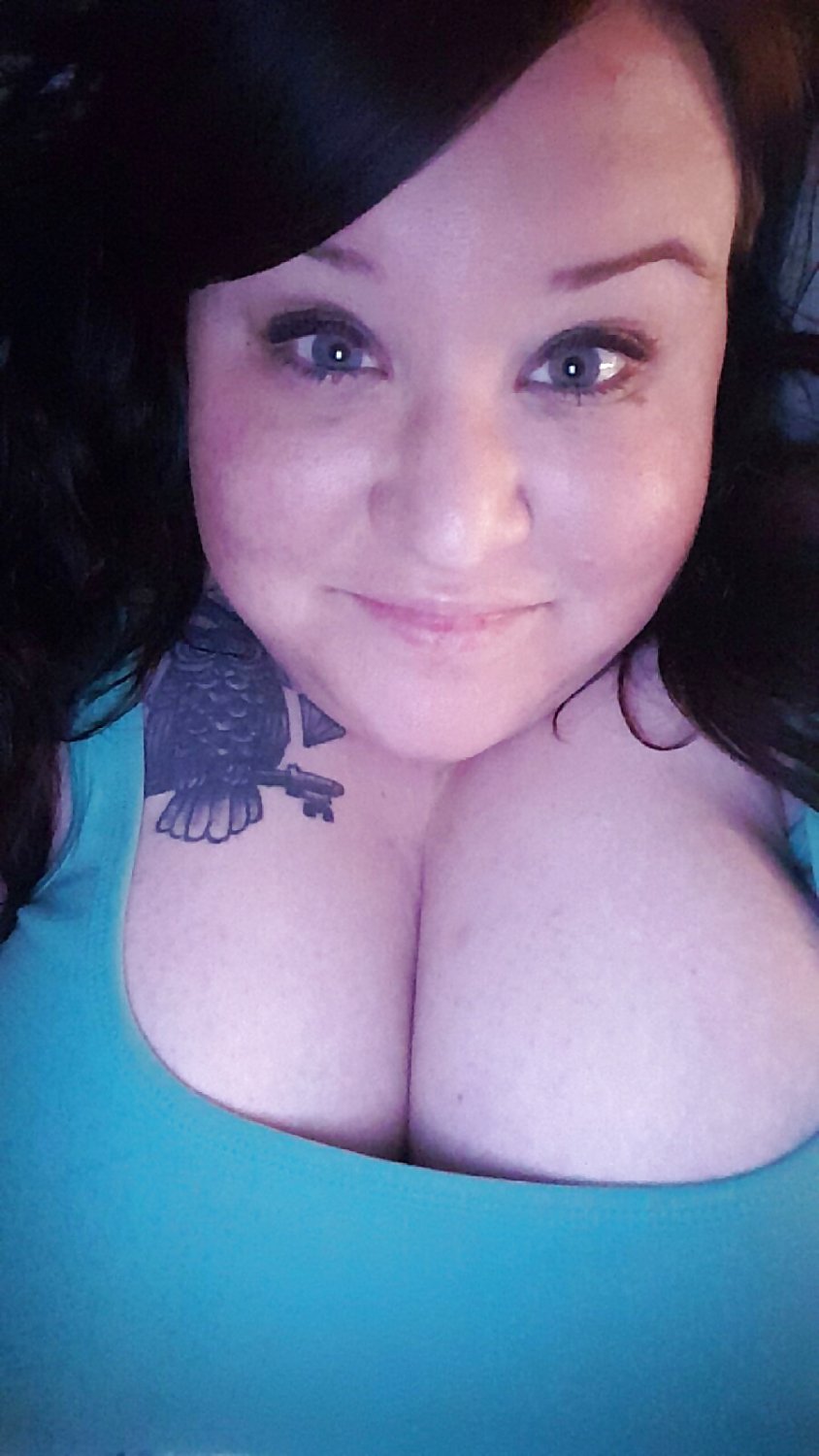 BBW Selfie Queen Puts Her Curves On Display 12