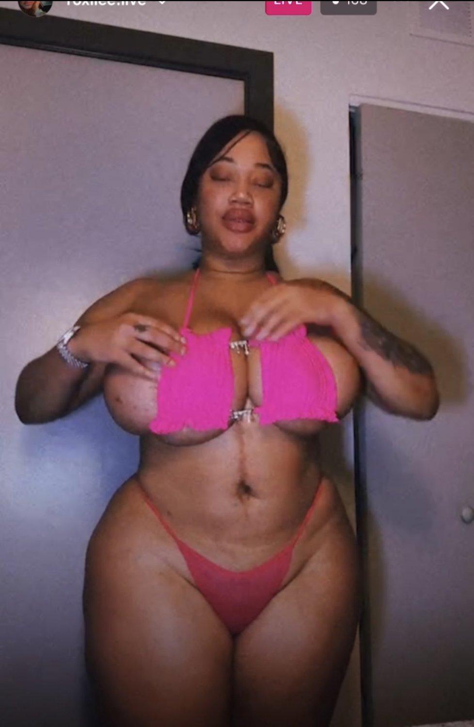 Ebony Queen Flashes Her Massive Tits And Twerks Like A Goddess ???? 1